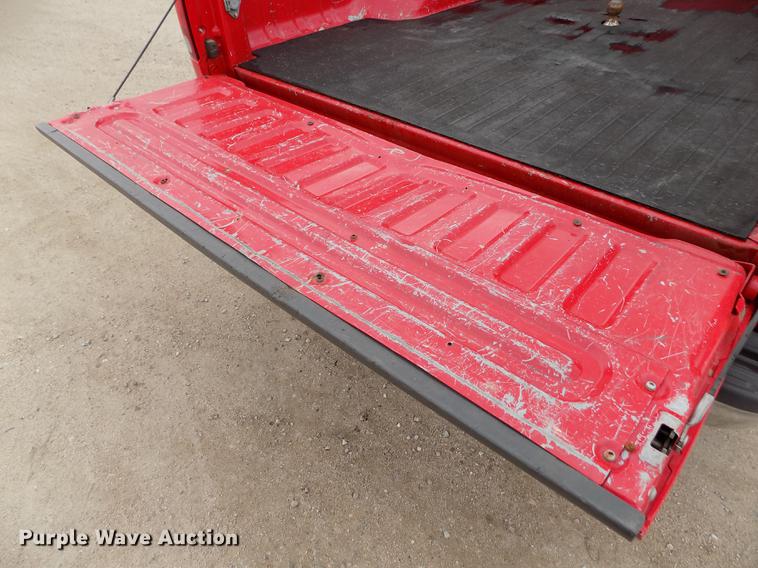 image for item DB9066 2002 Ford F350 Super Duty Lariat Crew Cab pickup truck