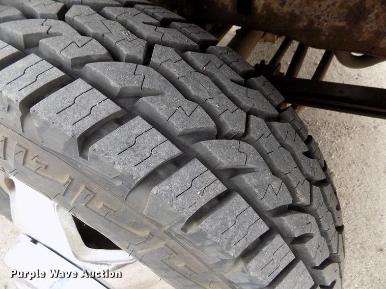 image for item DB9066 2002 Ford F350 Super Duty Lariat Crew Cab pickup truck