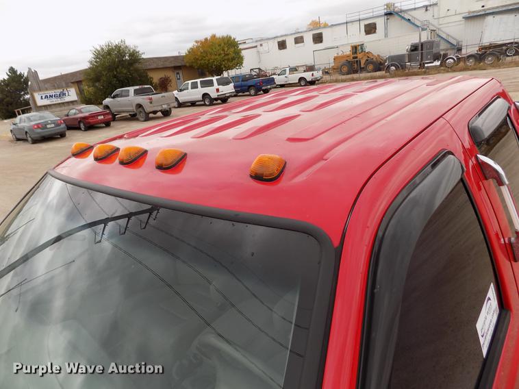 image for item DB9066 2002 Ford F350 Super Duty Lariat Crew Cab pickup truck