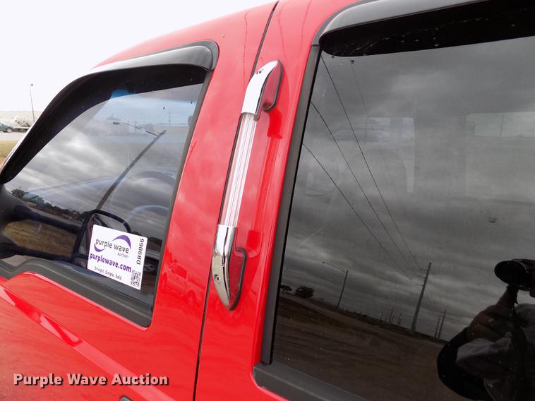 image for item DB9066 2002 Ford F350 Super Duty Lariat Crew Cab pickup truck