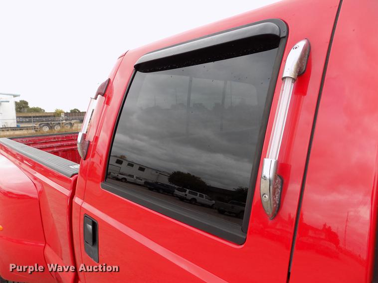 image for item DB9066 2002 Ford F350 Super Duty Lariat Crew Cab pickup truck