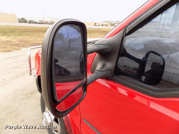 image for item DB9066 2002 Ford F350 Super Duty Lariat Crew Cab pickup truck