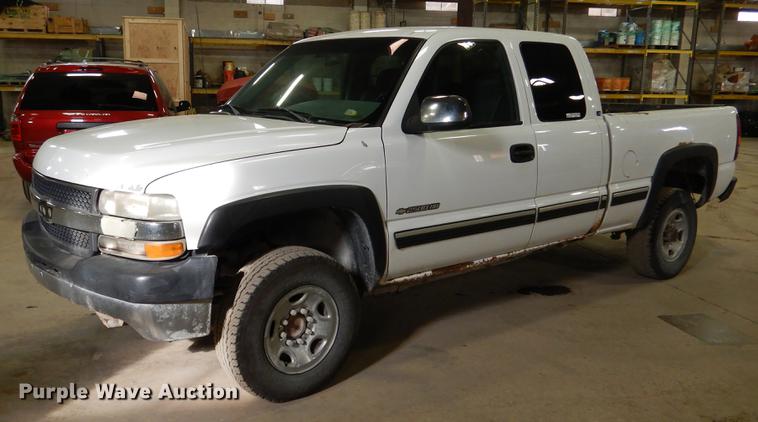 image for item DB9346 2001 Chevrolet Silverado 2500HD LS Ext. Cab pickup truck
