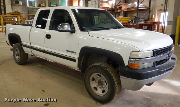 image for item DB9346 2001 Chevrolet Silverado 2500HD LS Ext. Cab pickup truck