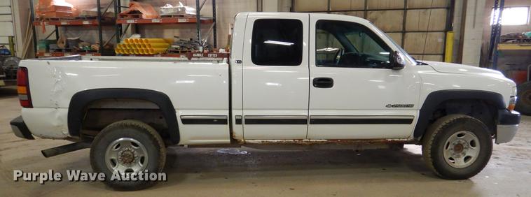 image for item DB9346 2001 Chevrolet Silverado 2500HD LS Ext. Cab pickup truck