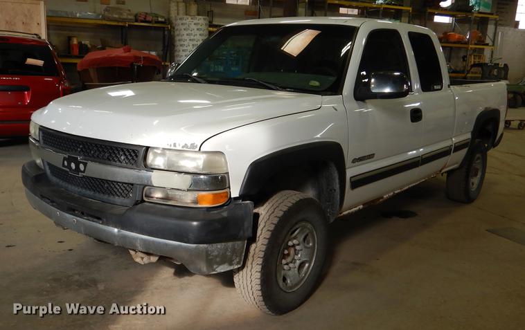 image for item DB9346 2001 Chevrolet Silverado 2500HD LS Ext. Cab pickup truck