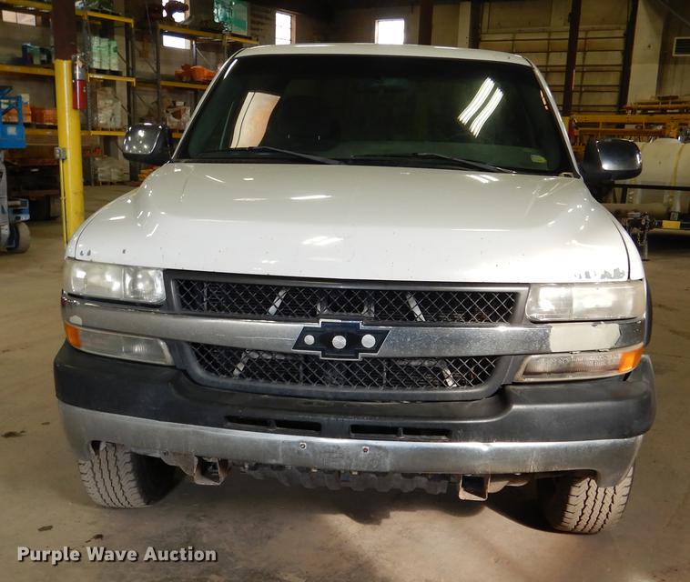 image for item DB9346 2001 Chevrolet Silverado 2500HD LS Ext. Cab pickup truck