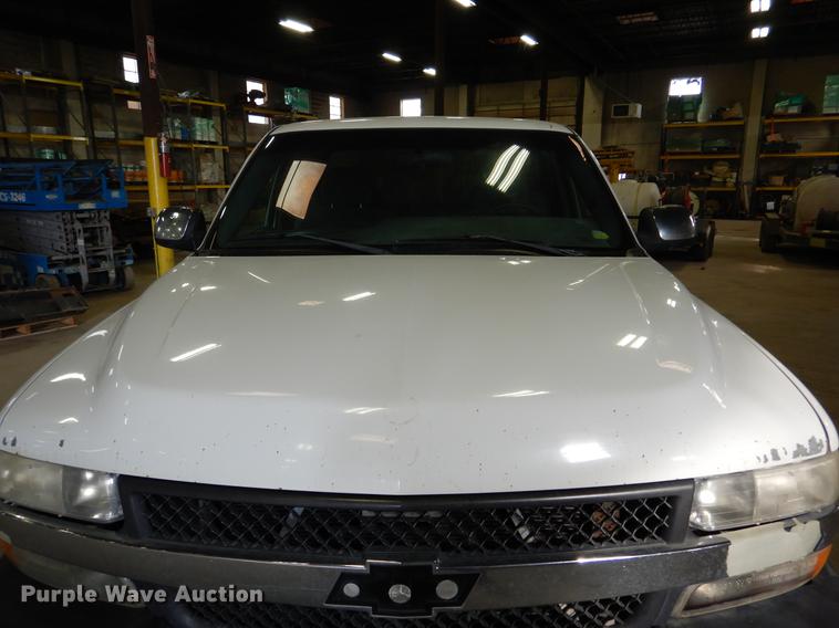 image for item DB9346 2001 Chevrolet Silverado 2500HD LS Ext. Cab pickup truck