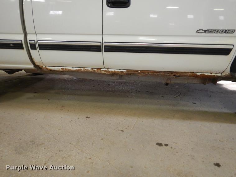 image for item DB9346 2001 Chevrolet Silverado 2500HD LS Ext. Cab pickup truck