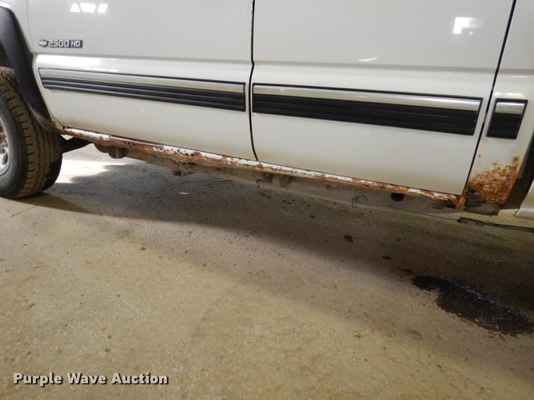 image for item DB9346 2001 Chevrolet Silverado 2500HD LS Ext. Cab pickup truck