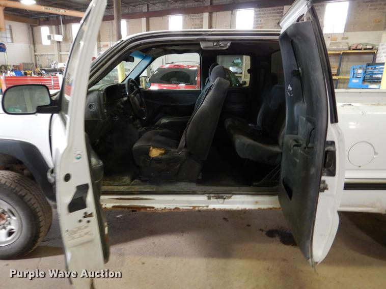 image for item DB9346 2001 Chevrolet Silverado 2500HD LS Ext. Cab pickup truck