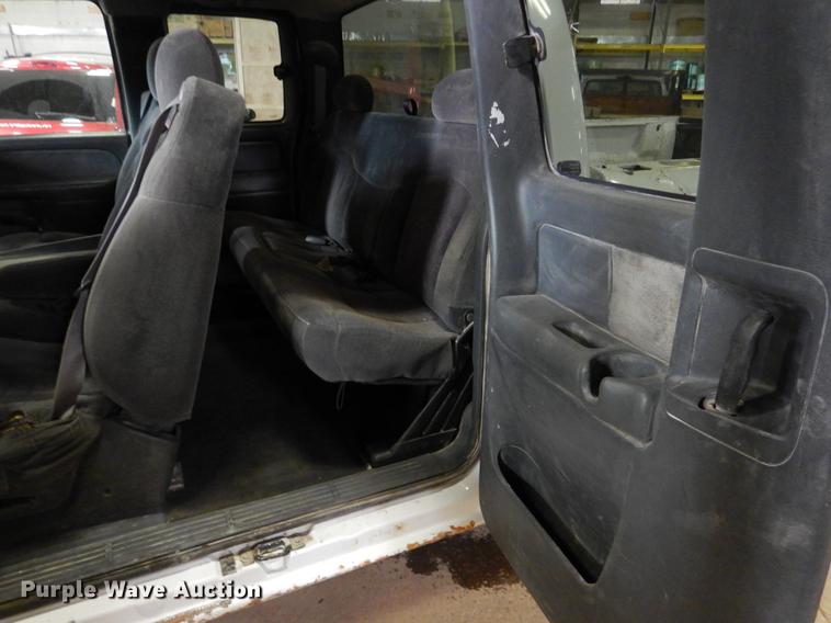 image for item DB9346 2001 Chevrolet Silverado 2500HD LS Ext. Cab pickup truck