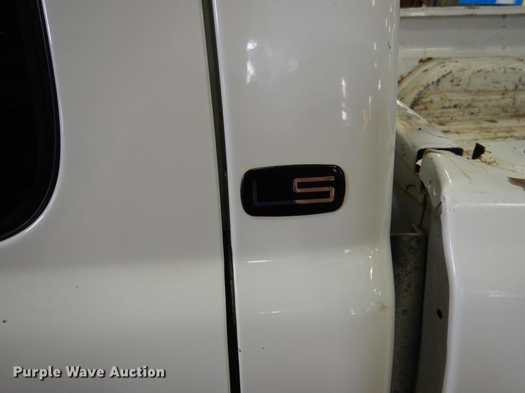 image for item DB9346 2001 Chevrolet Silverado 2500HD LS Ext. Cab pickup truck