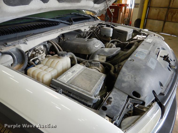 image for item DB9346 2001 Chevrolet Silverado 2500HD LS Ext. Cab pickup truck