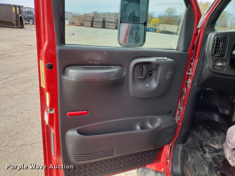 image for item DB9410 2004 GMC C4500 flatbed truck