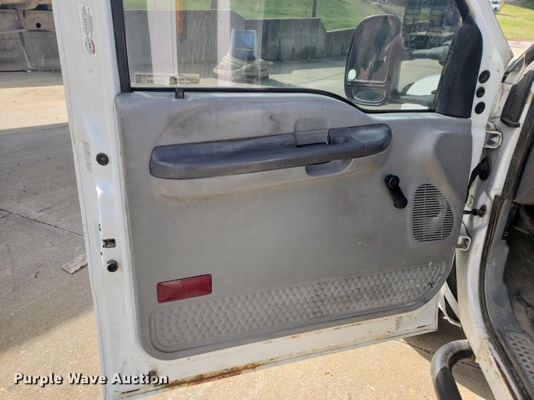 image for item DB9424 2001 Ford F450 Super Duty utility truck