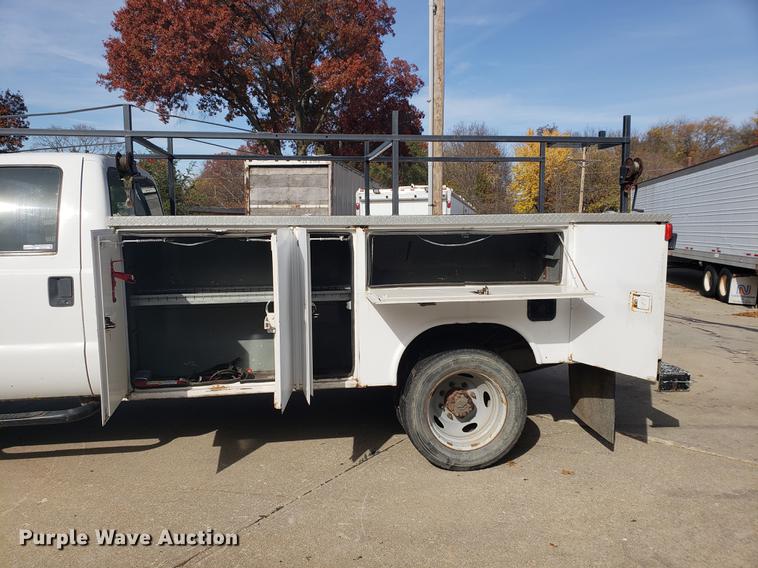 image for item DB9424 2001 Ford F450 Super Duty utility truck