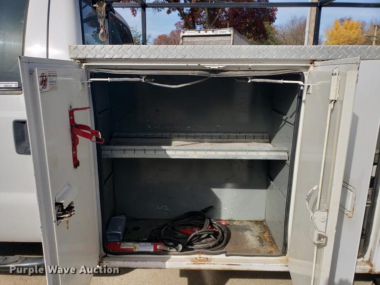 image for item DB9424 2001 Ford F450 Super Duty utility truck