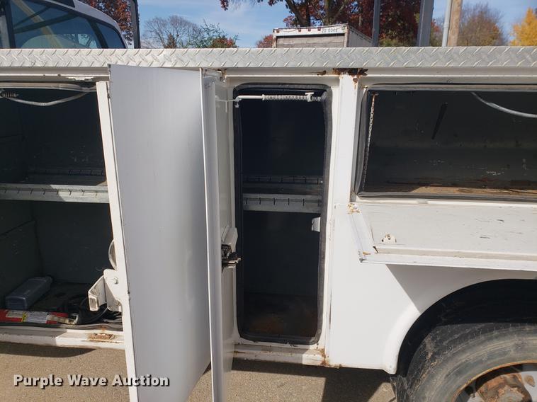 image for item DB9424 2001 Ford F450 Super Duty utility truck