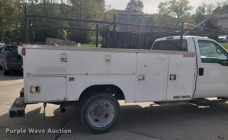 image for item DB9424 2001 Ford F450 Super Duty utility truck