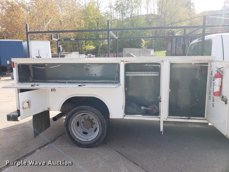 image for item DB9424 2001 Ford F450 Super Duty utility truck