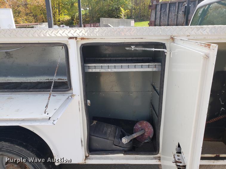 image for item DB9424 2001 Ford F450 Super Duty utility truck