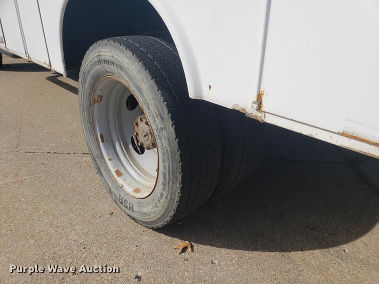 image for item DB9424 2001 Ford F450 Super Duty utility truck