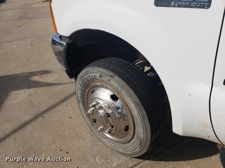 image for item DB9424 2001 Ford F450 Super Duty utility truck