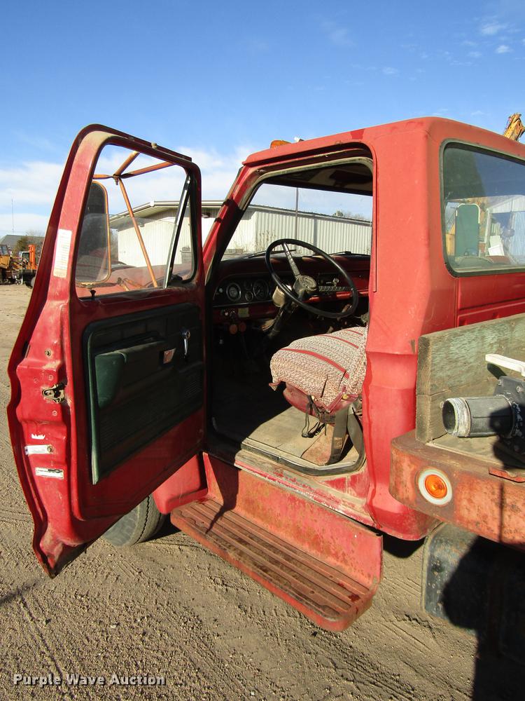 image for item DD3789 1973 Ford F600 flatbed truck