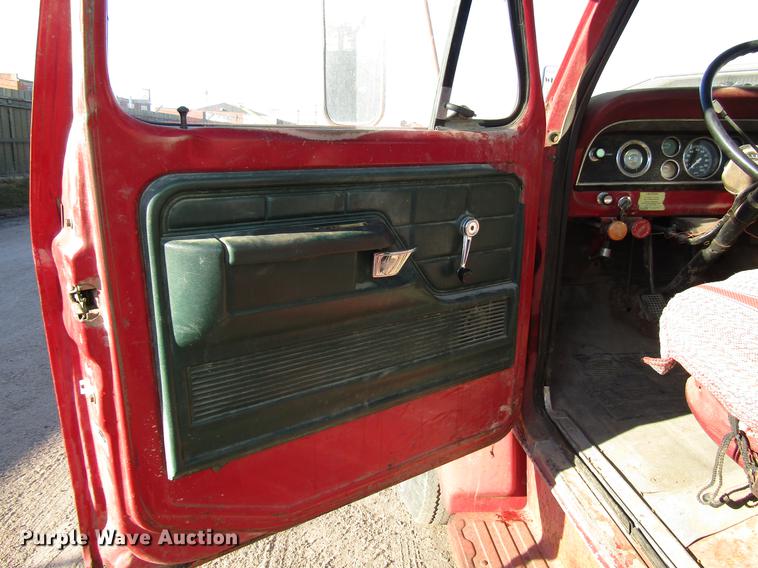 image for item DD3789 1973 Ford F600 flatbed truck
