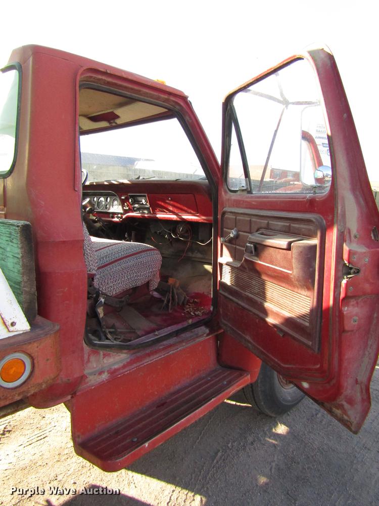 image for item DD3789 1973 Ford F600 flatbed truck