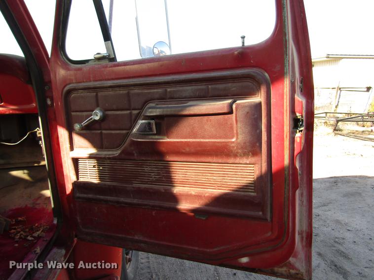 image for item DD3789 1973 Ford F600 flatbed truck