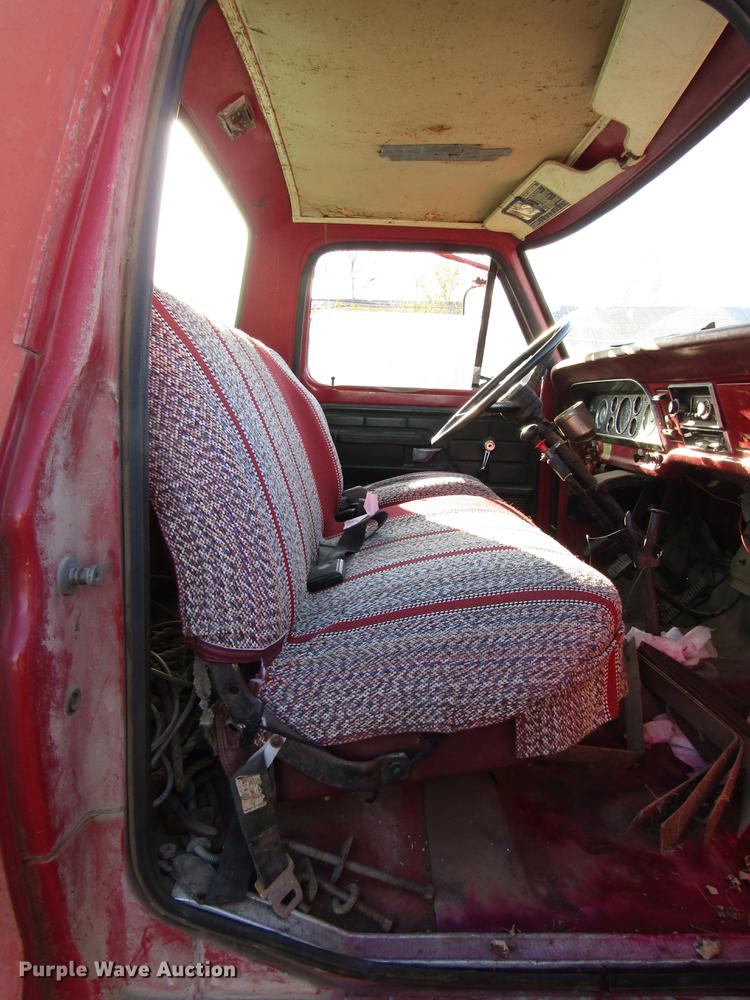 image for item DD3789 1973 Ford F600 flatbed truck