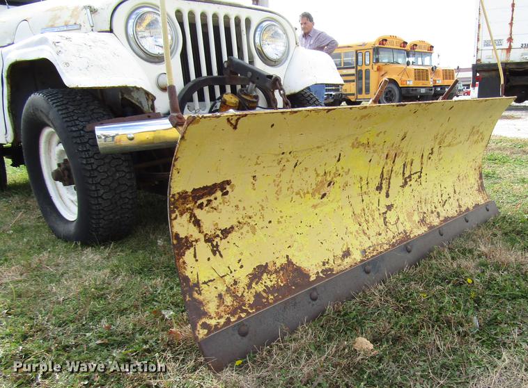 image for item DD3795 1966 Jeep 8322 SUV