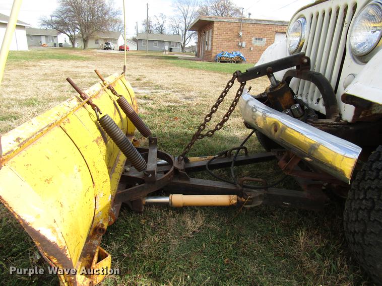 image for item DD3795 1966 Jeep 8322 SUV