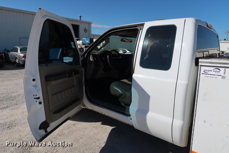 image for item DD5334 2008 Ford F250 Super Duty SuperCab utility bed pickup truck