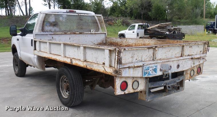 image for item DD5941 2003 Ford F250 Super Duty flatbed pickup truck