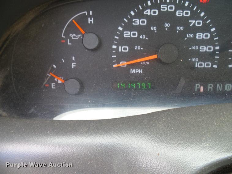 image for item DD5941 2003 Ford F250 Super Duty flatbed pickup truck