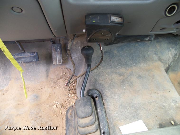 image for item DD5941 2003 Ford F250 Super Duty flatbed pickup truck