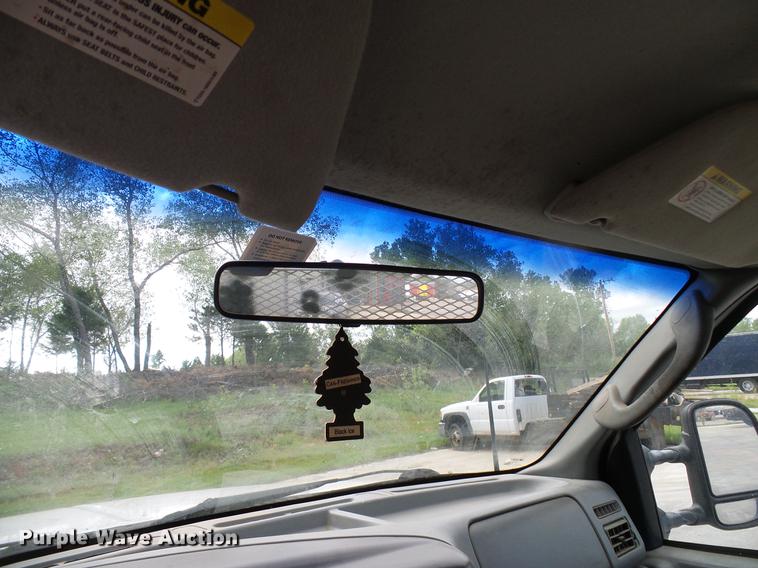 image for item DD5941 2003 Ford F250 Super Duty flatbed pickup truck