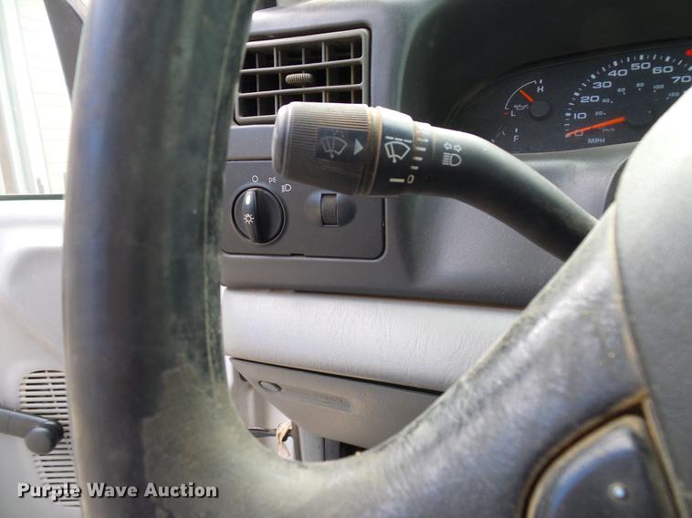 image for item DD5941 2003 Ford F250 Super Duty flatbed pickup truck