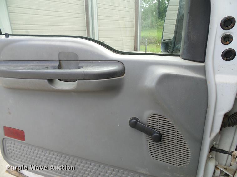 image for item DD5941 2003 Ford F250 Super Duty flatbed pickup truck