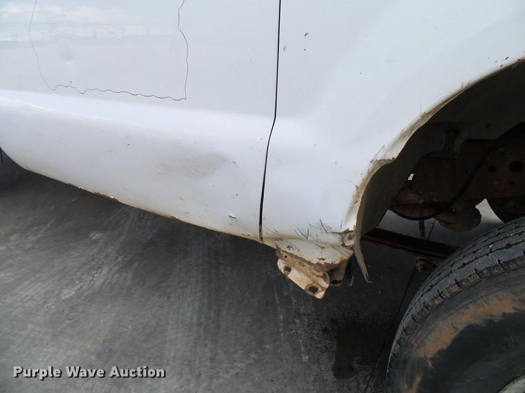 image for item DD5941 2003 Ford F250 Super Duty flatbed pickup truck