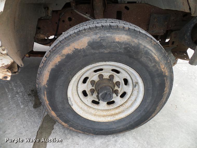 image for item DD5941 2003 Ford F250 Super Duty flatbed pickup truck