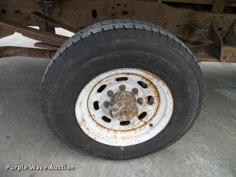 image for item DD5941 2003 Ford F250 Super Duty flatbed pickup truck