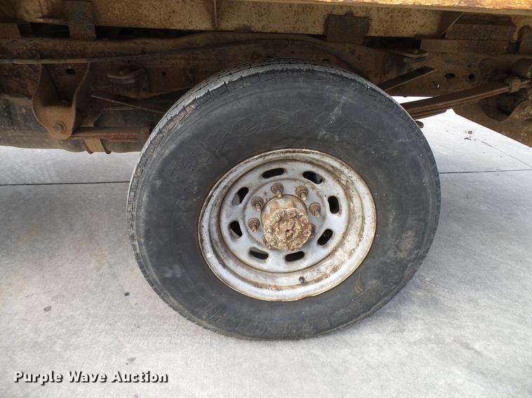 image for item DD5941 2003 Ford F250 Super Duty flatbed pickup truck