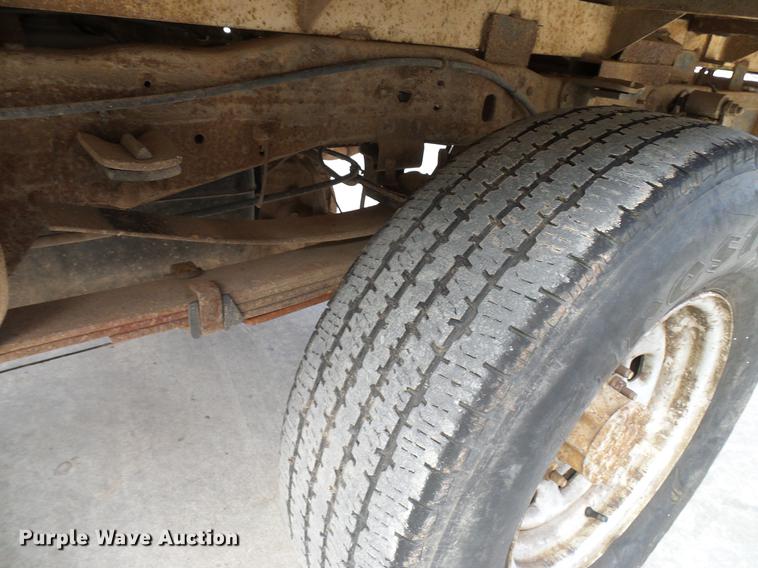 image for item DD5941 2003 Ford F250 Super Duty flatbed pickup truck