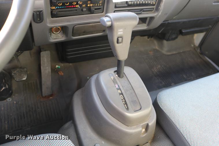 image for item DD5972 2000 GMC W4500 box truck