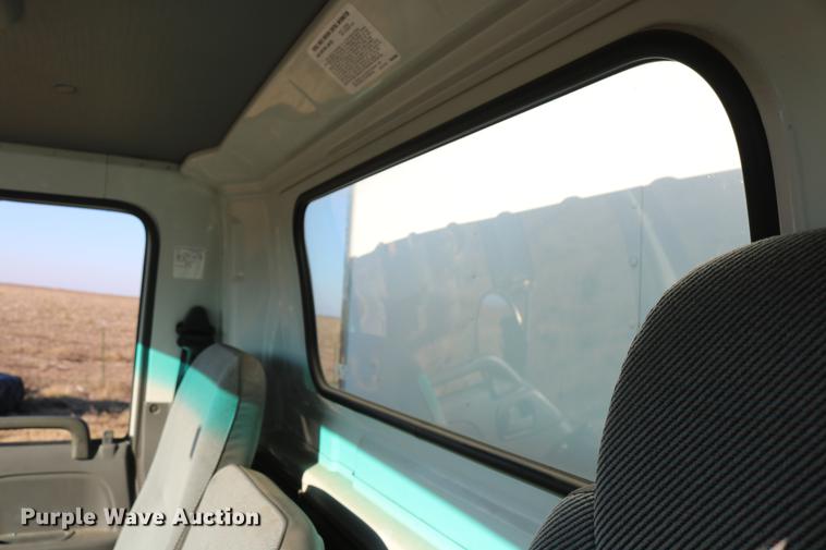 image for item DD5972 2000 GMC W4500 box truck