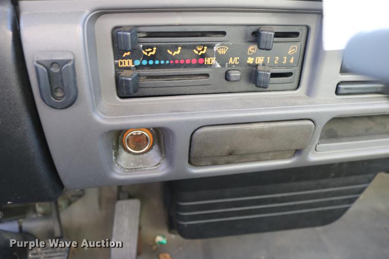 image for item DD5972 2000 GMC W4500 box truck